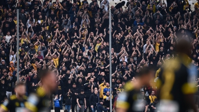 Έντονες αποδοκιμασίες στο ΟΑΚΑ από τον κόσμο: «Βγάλτε τη φανέλα»