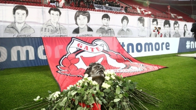 Ολυμπιακός – Παναιτωλικός: Λευκά τριαντάφυλλά για τα θύματα της Θύρας 7 (video)