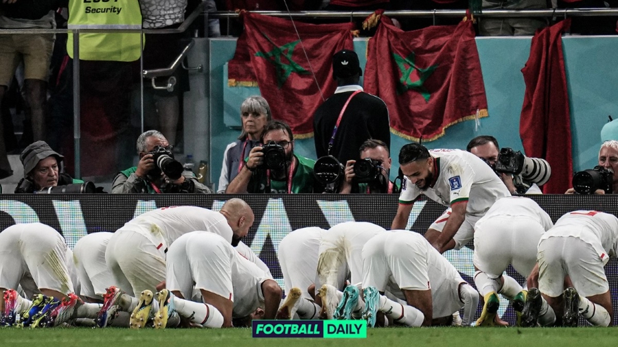 Μαρόκο: Οι οπαδοί του όρθιοι, οι παίκτες του στο… έδαφος!