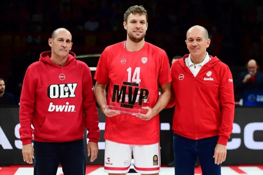 «MVP, MVP!»: Ο Ολυμπιακός βράβευσε τον Βεζένκοφ ως περσινό καλύτερο παίκτη της Stoiximan GBL! (video)