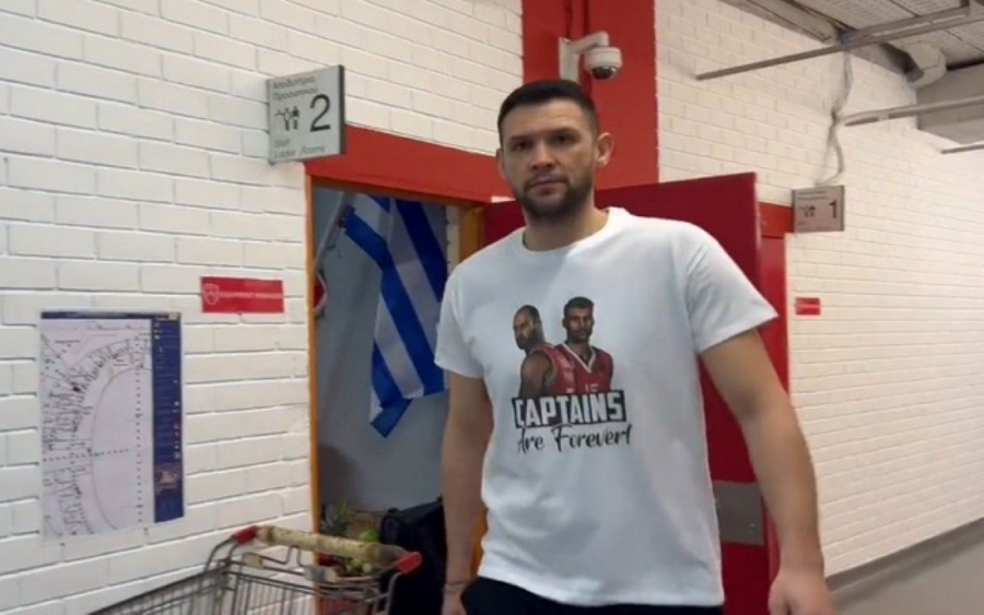 «Οι αρχηγοί είναι για πάντα»: Με τους... Πρίντεζη και Σπανούλη ο Παπανικολάου στο ΣΕΦ