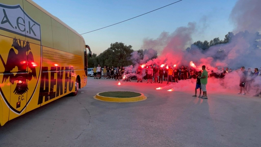 ΑΕΚ: Αποθέωση στα Σπάτα από τον κόσμο (video)