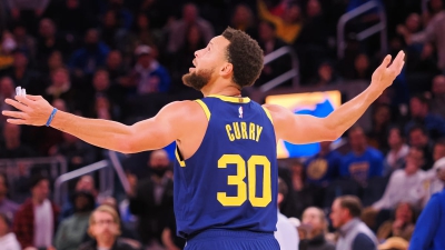 Απίστευτο: O Στεφ Κάρι ευστοχεί σε 5 διαδοχικά σουτ από τη μία μεριά του παρκέ στην άλλη! (video)