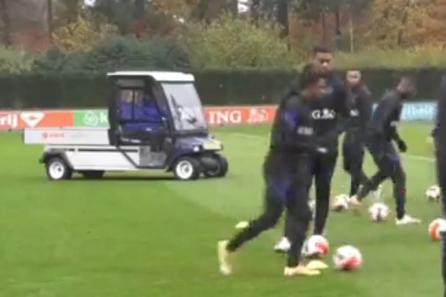 Εθνική Ολλανδίας: Ο Φαν Χάαλ έπεσε από το ποδήλατο και παρακολούθησε την προπόνηση μέσα από αμαξίδιο του γκολφ