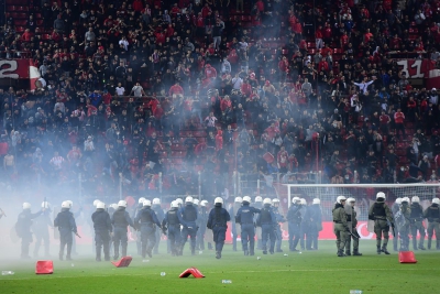 Σε απολογία ο Ολυμπιακός για την εισβολή οπαδών με την ΑΕΚ, κίνδυνος για αγωνιστικές κεκλεισμένων