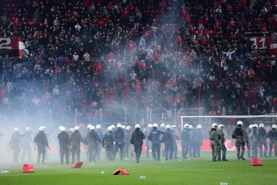 Σε απολογία ο Ολυμπιακός για την εισβολή οπαδών με την ΑΕΚ, κίνδυνος για αγωνιστικές κεκλεισμένων