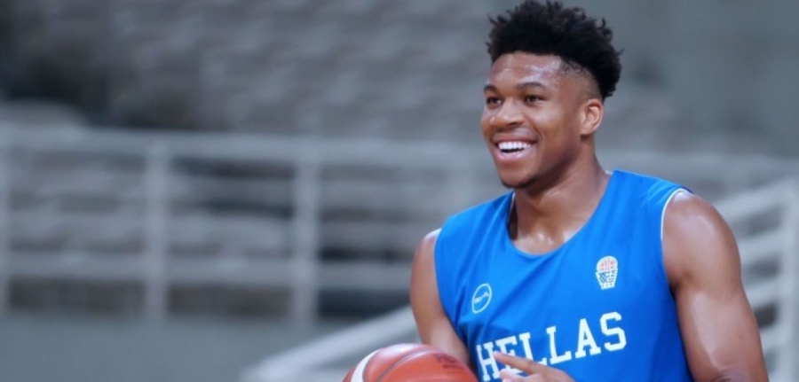 O Γιάννης Αντετοκούνμπο ποζάρει με τα νέα Zoom Freak και με τα ρούχα της εθνικής στην προπόνηση!