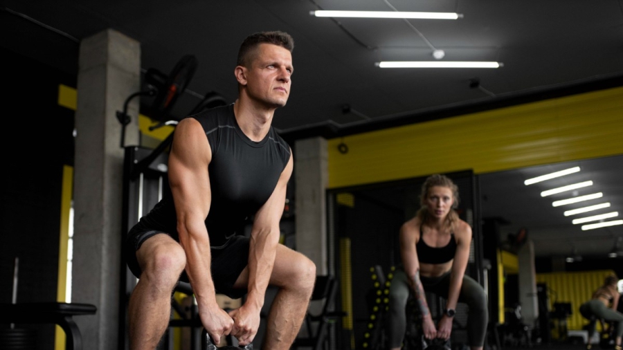 Τι είναι η προπόνηση AMRAP; Γιατί στους προπονητές αρέσει αυτή η μορφή άσκησης—και 3 workouts που πρέπει να δοκιμάσεις στο σπίτι