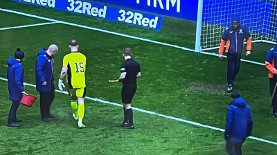 Ρέιντζερς – Σέλτικ: Καθυστέρησε η έναρξη του δευτέρου ημιχρόνου, εξαιτίας σπασμένων μπουκαλιών στην εστία του Χαρτ! (video)