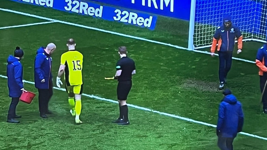 Ρέιντζερς – Σέλτικ: Καθυστέρησε η έναρξη του δευτέρου ημιχρόνου, εξαιτίας σπασμένων μπουκαλιών στην εστία του Χαρτ! (video)