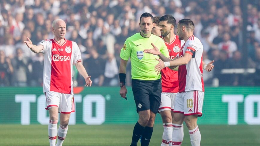 Απίθανος ο διαιτητής του Αϊντχόφεν - Άγιαξ: Έδινε μία κίτρινη κάρτα ανά… 11 λεπτά και δεν έβγαλε κόκκινη!