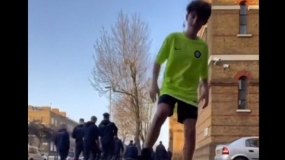 Πιτσιρικάς παίζει μπάλα στο δρόμο του Λονδίνου και κάνει «ποδιά» στον Ζιντσένκο! (video)