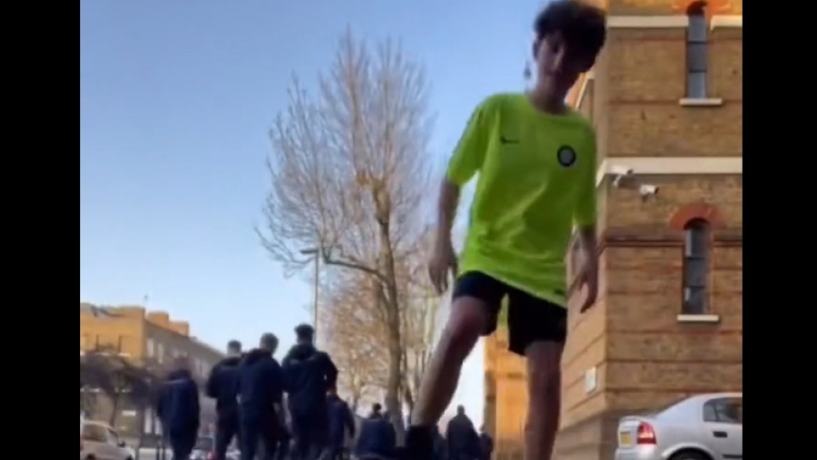 Πιτσιρικάς παίζει μπάλα στο δρόμο του Λονδίνου και κάνει «ποδιά» στον Ζιντσένκο! (video)