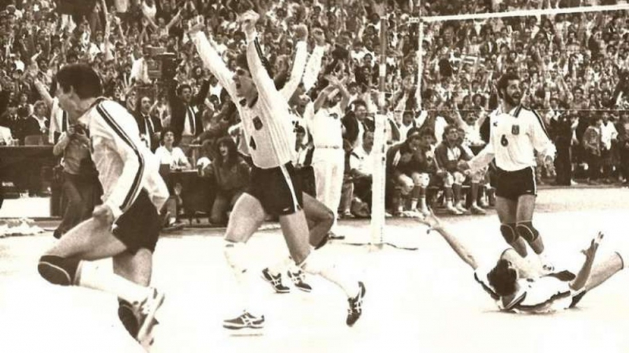 Ο Τάσος Τεντζέρης ξαναζεί το μετάλλιο της Εθνικής βόλεϊ του 1987: «Δεν υπήρχαν σκέψεις, μόνο τρέλα, αλλά η ευκαιρία χάθηκε» (video)