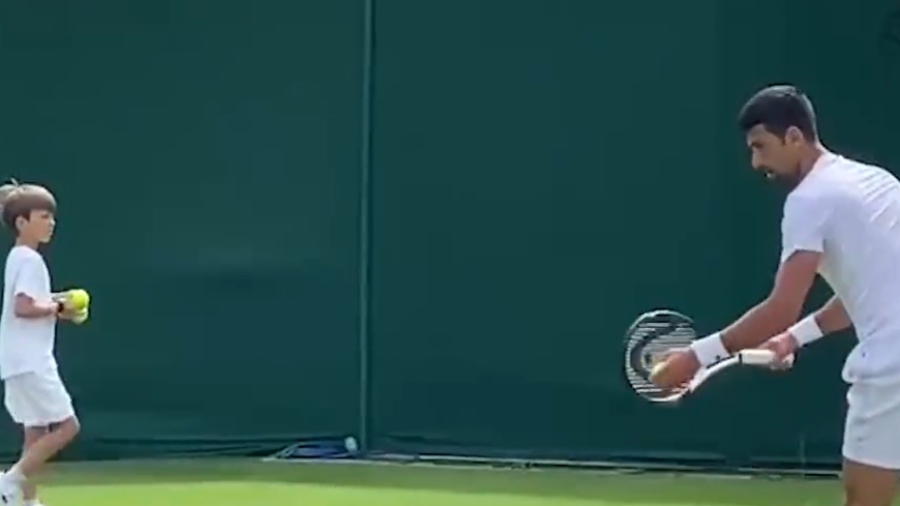 Ο Τζόκοβιτς έχει για βοηθό τον… γιο του στην προετοιμασία για το Wimbledon (video)