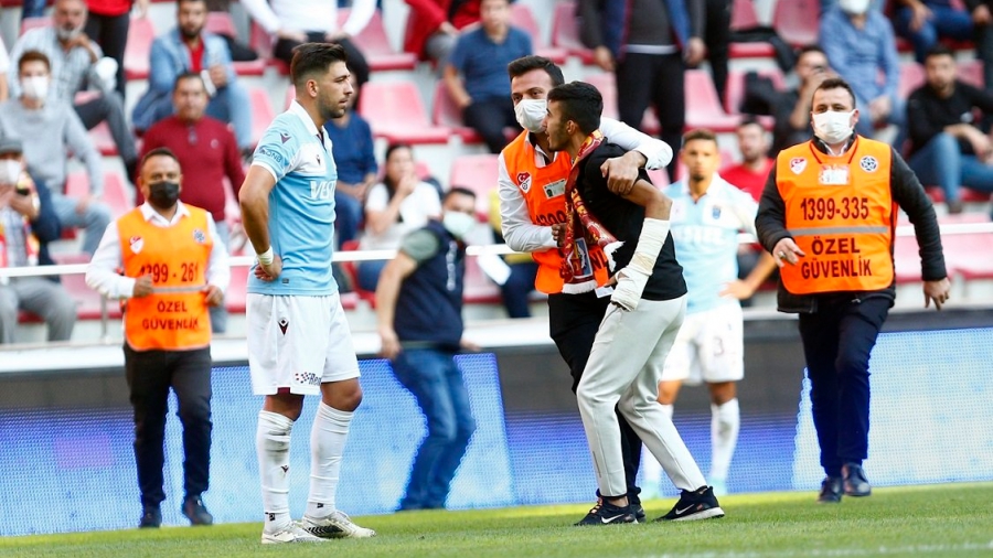 Μπακασέτας για το επεισόδιο με τον οπαδό: «Συμβαίνουν και στην Ελλάδα» (video)