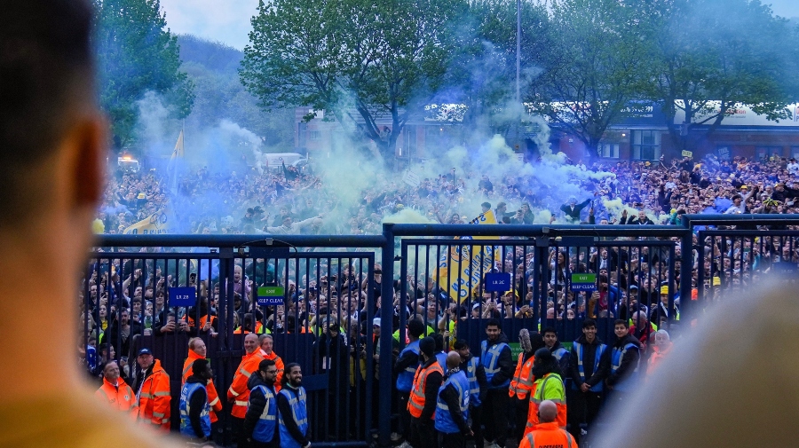 Πάρτι ανόδου για τους οπαδούς της Λιντς έξω από το «Έλαντ Ρόουντ» (vid)