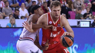 Επέστρεψε από το -13, κέρδισε την Αρμάνι και πήγε στον… τελικό του τουρνουά της Κρήτης ο Ολυμπιακός!