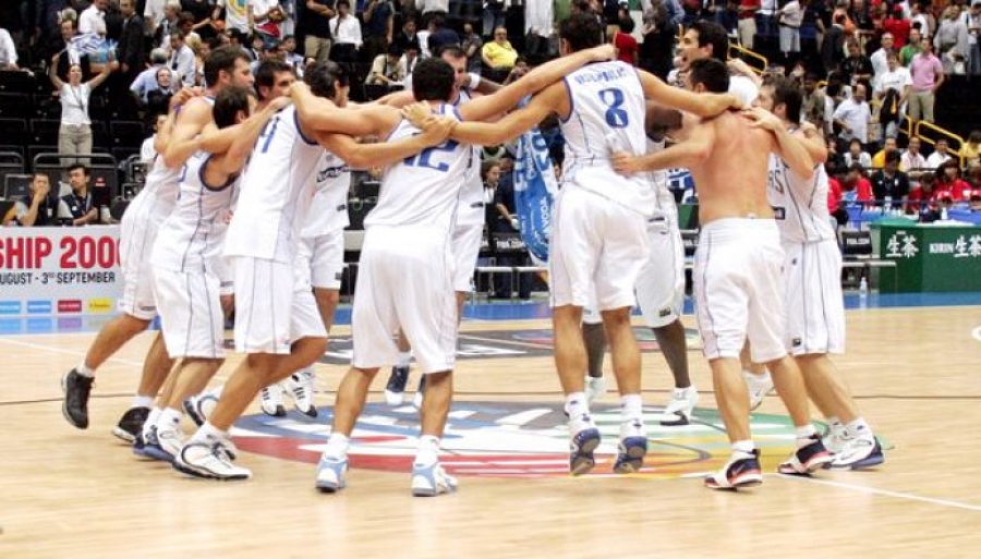 Όταν όλος ο κόσμος χόρευε συρτάκι για χάρη της Ελλάδας, οι Αμερικάνοι ζούσαν την δική τους «αρχαία τραγωδία» (video)