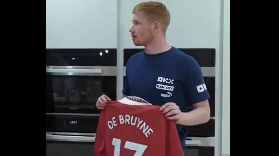 Ο Ντε Μπρόινε πήρε φανέλα της Γιουνάιτεντ και… ρώτησε πότε να την κάψει! (video)