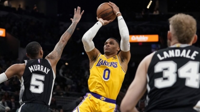 NBA: Στενεύουν τα περιθώρια για τους Λέικερς, νέα ήττα από Σπερς (video)