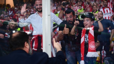 Ο Βαγγέλης Μαρινάκης αποθεώθηκε, χαιρέτησε τον «μικρό Γιαννάκη» και περιμένει την… κούπα!