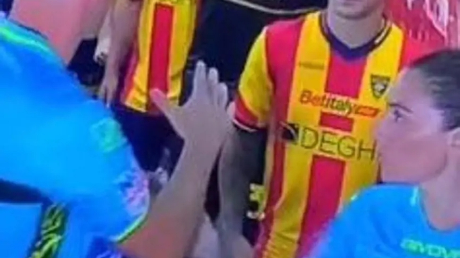 Serie A: Διαιτητής αρνήθηκε να κάνει χειραψία στη γυναικά βοηθό και «έφαγε» ban μίας αγωνιστικής! (video)