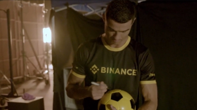 Υπογεγραμμένες φανέλες από τον Κριστιάνο Ρονάλντο, με αγάπη για την... Binance! (video)