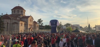 Το BN Sports στη Νέα Φιλαδέλφεια: Στα… ερυθρόλευκα ντύθηκε η πλατεία του αετού, έξω από την OPAP Arena (video)