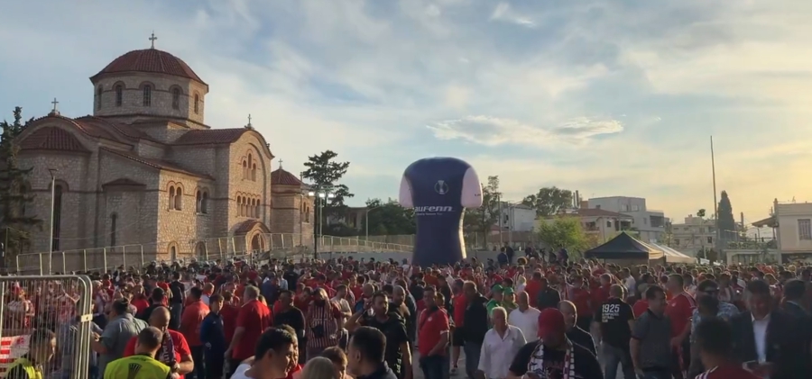 Το BN Sports στη Νέα Φιλαδέλφεια: Στα… ερυθρόλευκα ντύθηκε η πλατεία του αετού, έξω από την OPAP Arena (video)