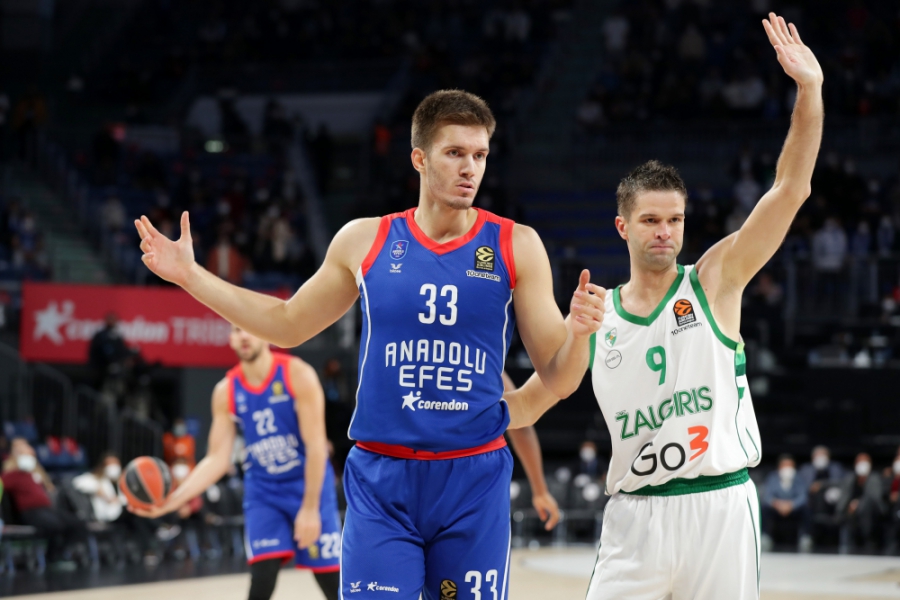 Γύρισε στην πατρίδα του και ντύθηκε στα «ερυθρόλευκα» ο Πετρούσεφ