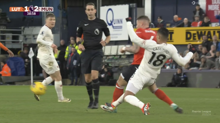 «Πώς γίνεται να μην αποβάλλεται ο Καζεμίρο;» - Η φάση που «ξεσήκωσε» διαμαρτυρίες στο Λούτον – Γιουνάιτεντ! (video)