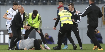 Γκιμαράες-Πόρτο: «Μπούκα» από οπαδό των γηπεδούχων, ο οποίος κλώτσησε παίκτη της ομάδας του! (video)