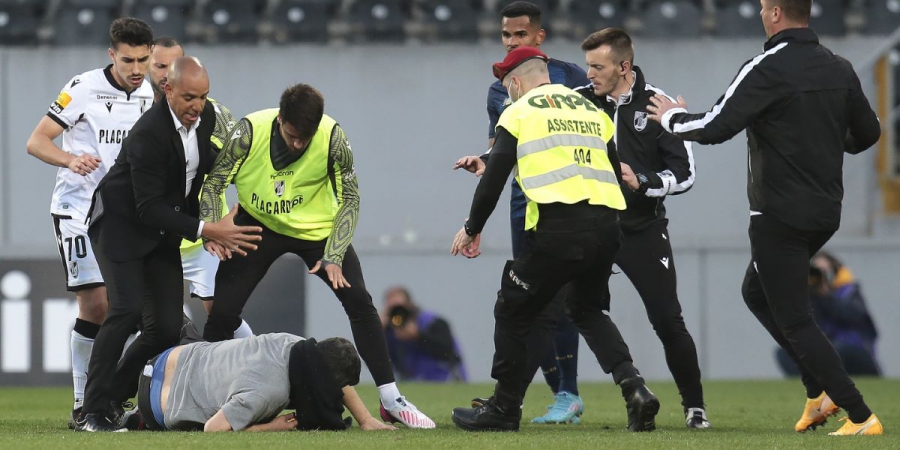 Γκιμαράες-Πόρτο: «Μπούκα» από οπαδό των γηπεδούχων, ο οποίος κλώτσησε παίκτη της ομάδας του! (video)