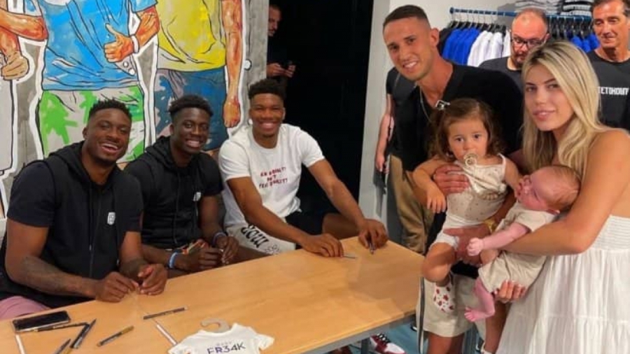 Antetokounbros: Στα εγκαίνια του μαγαζιού τους ο Οδυσσέας Βλαχοδήμος