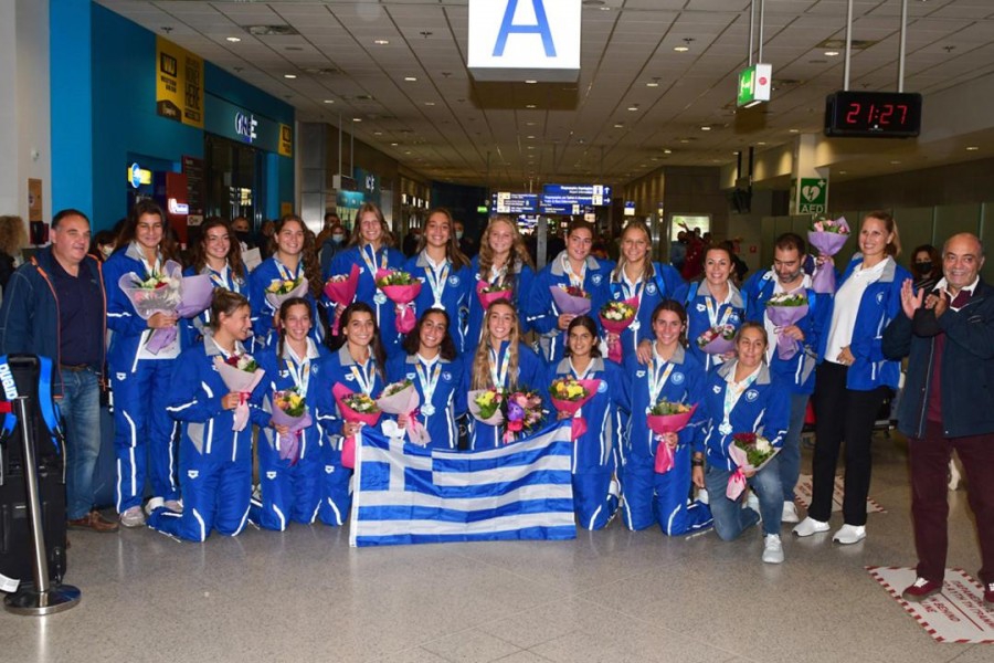 Η αποθεωτική υποδοχή των χρυσών κοριτσιών με τα ασημένια παγκόσμια μετάλλια