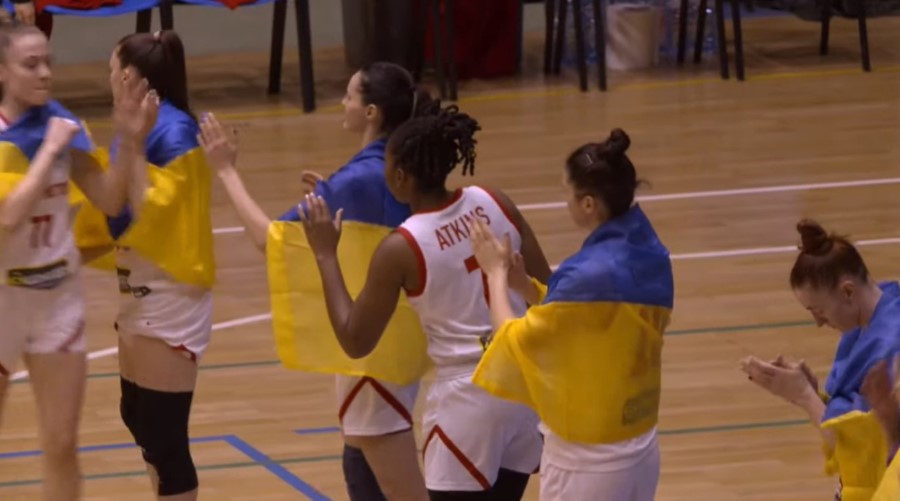 Με ουκρανικές σημαίες εμφανίστηκαν οι παίκτριες της Προμετέι κόντρα στη Μερσίν