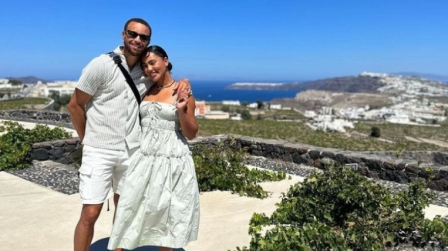 Στην Σαντορίνη γιόρτασε την επέτειο γάμου του ο Στεφ Κάρι