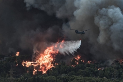 Σάκκαρη: Η συγκλονιστική φωτογραφία από τις φωτιές της Βαρυμπόμπης