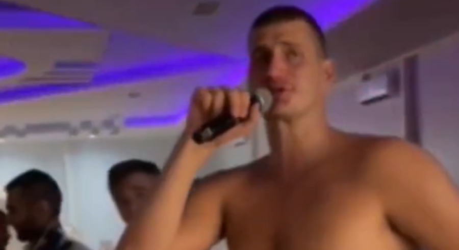 Πιο κεφάτος από ποτέ ο Γιόκιτς: Έβγαλε την μπλούζα του και άρχισε να τραγουδάει (video)