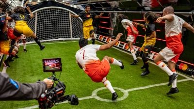 Ο Λουίς Φίγκο σκόραρε με ψαλιδάκι σε αγώνα μηδενικής βαρύτητας 20.000 πόδια πάνω από τη Γη! (video)