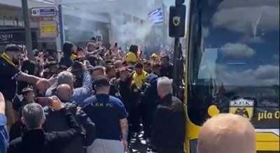 «Κιτρινόμαυρη» παράκρουση στο Ελ. Βενιζέλος: Ψυχολογικό… μπουστάρισμα στους παίκτες της ΑΕΚ από τον κόσμο! (video)