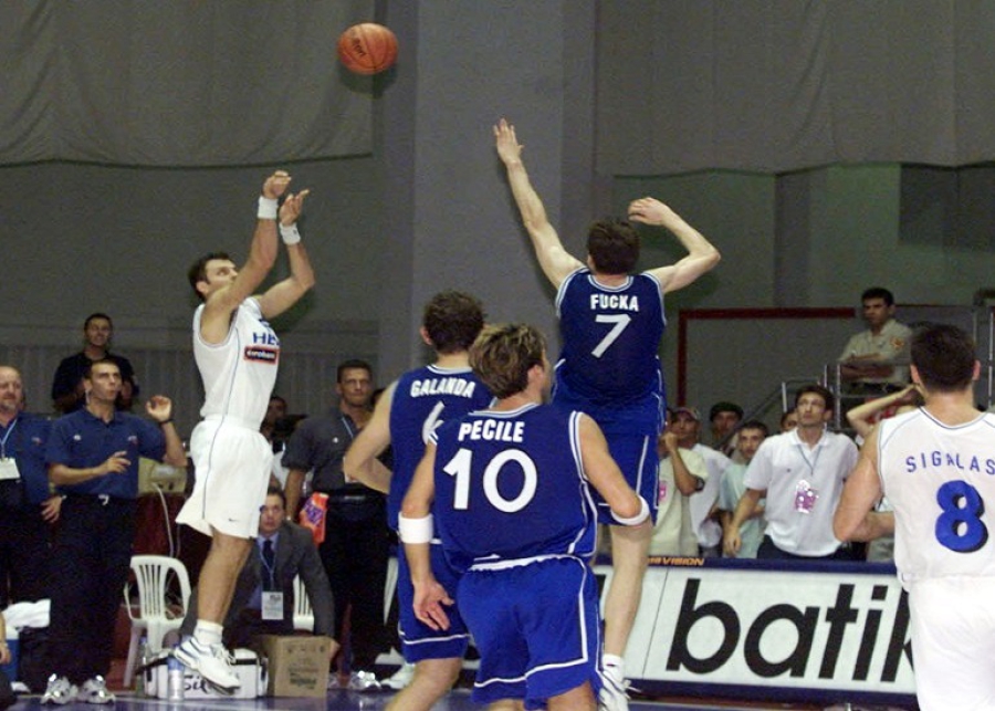 Το τρίποντο του «Φράγκι» που... ξέρανε τους Ιταλούς στην Αττάλεια το 2001