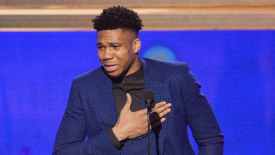 Συγκινημένος ο Γιάννης Αντετοκούνμπο, μετά την προβολή της ταινίας για τη ζωή του (video)