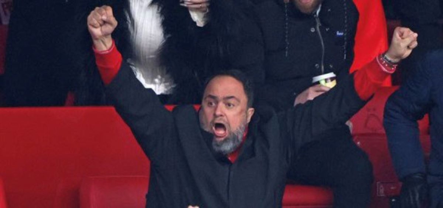 «Πάντα δίπλα τους»: Ο Μαρινάκης μοιράζει αγκαλιές στους παίκτες της Νότιγχαμ για την «επτάρα» στην Μπράιτον! (video)