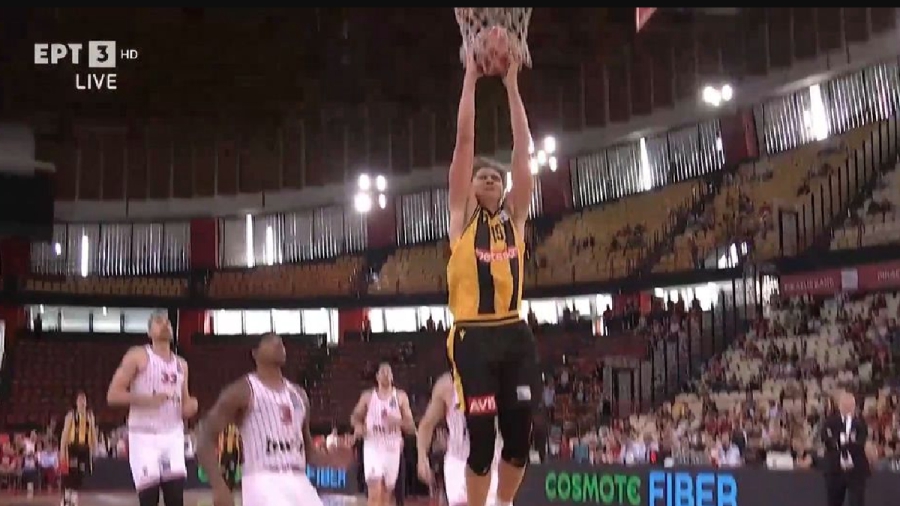 Όλα τα κάνει ο Κουζμίνσκας: Κλέψιμο, κάρφωμα και μπροστά η ΑΕΚ στο ημίχρονο! (video)