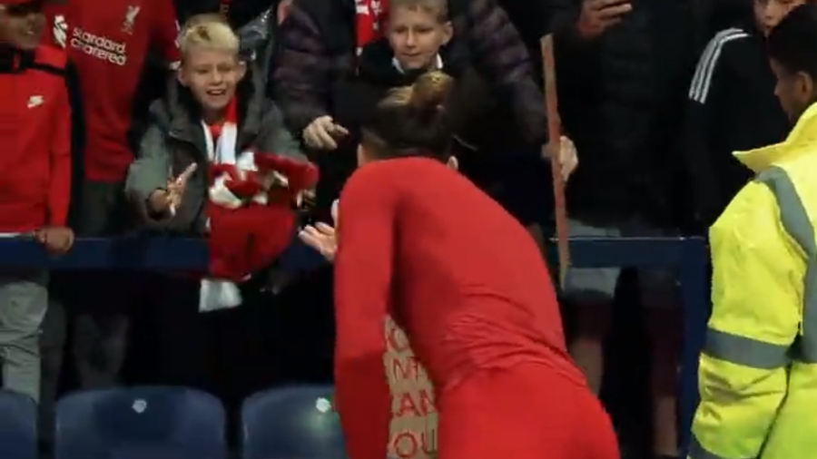 Λίβερπουλ: Οι «reds» μοιράστηκαν βίντεο με τον Κώστα Τσιμίκα να χαρίζει τη φανέλα του σε μικρό φίλαθλο (video)