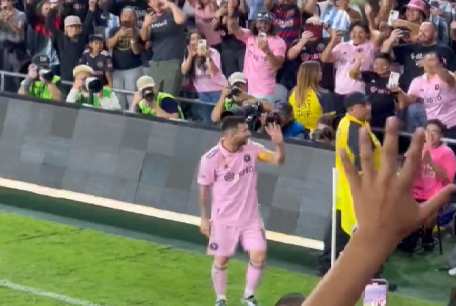 «Τρέλα» με Μέσι: Όλο το γήπεδο… διψάει για έναν χαιρετισμό (video)