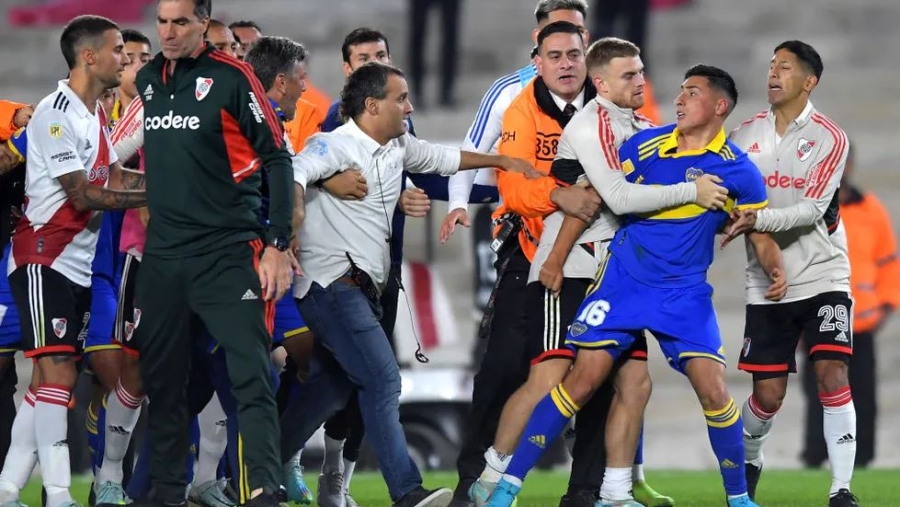 Ρίβερ Πλέιτ - Μπόκα Τζούνιορς: «Ρινγκ» ο αγωνιστικός χώρος - Έξι κόκκινες κάρτες στο φινάλε (video)