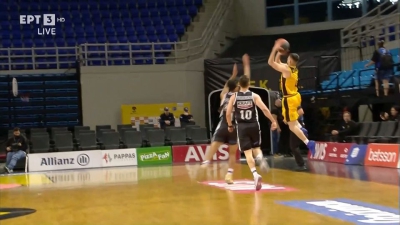 Δεν χρειάζεται χρόνο, αλλά… πίστη: Buzzer-beater από το «σπίτι» του, μαζί και φάουλ για τον Καράμπελα! (video)